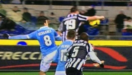 Il colpo di mano di Bonucci su tocco di Hernanes in Lazio-Juventus