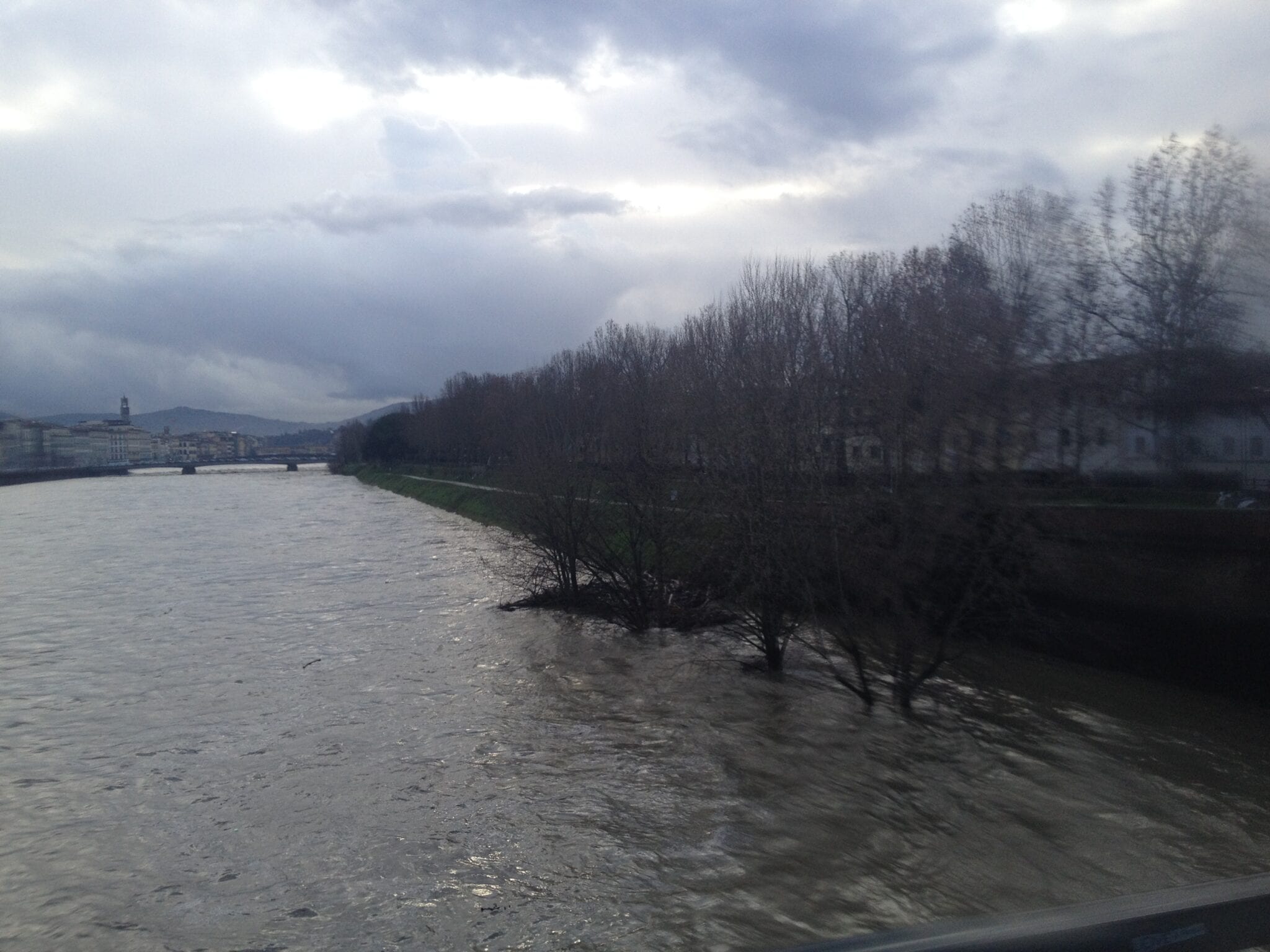 L'Arno visto dal Ponte alla Vittoria a Firenze (ore 08.55)