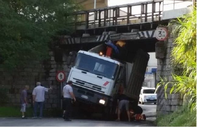 Il camion per la raccolta del vetro incastrato nel sottopasso di via Pistoiese tra Narnali e Borgonovo