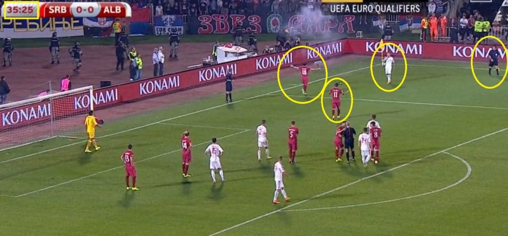 Serbia-Albania, 35'25", Lazovic e Kolarov tentano di calmare gli animi, il giocatore albanese e il guardalinee si allontanano. Partita momentaneamente sospesa.