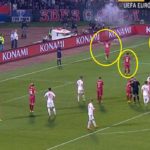 Serbia-Albania, 35'25", Lazovic e Kolarov tentano di calmare gli animi, il giocatore albanese e il guardalinee si allontanano. Partita momentaneamente sospesa.
