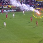 Serbia-Albania, 41'13", arriva un altro fumogeno, l'arbitro Atkinson indica il bengala e il fumogeno e sospende momentaneamente la partita