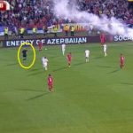 Serbia-Albania, 41'16", l'arbitro Atkinson chiede l'intervento dei pompieri per il bengala