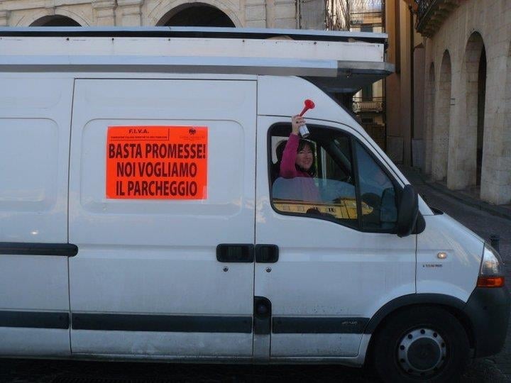 furgone con manifesto di protesta