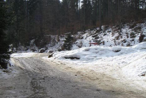 strada con neve e ghiaccio