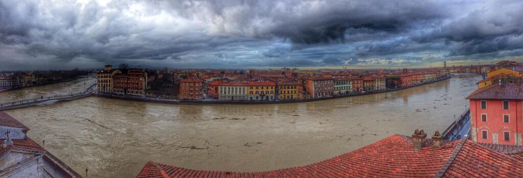 La piena dell'Arno a Pisa