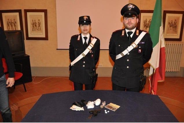 Il materiale sequestrato dai Carabinieri con la pistola, le banconote e la droga